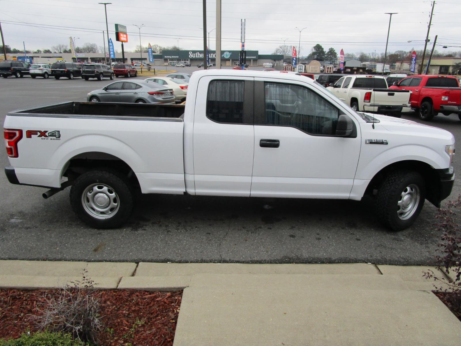 2018 WHITE /Gray / Cloth Ford F-150 Lariat SuperCab 6.5-ft. 4WD (1FTFX1E5XJK) with an 5.0L V8 OHV 16V engine, 6A transmission, located at 1814 Albert Pike Road, Hot Springs, AR, 71913, (501) 623-1717, 34.494228, -93.094070 - Photo #6